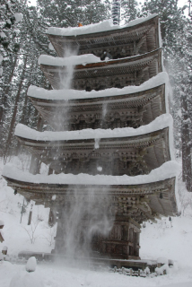 羽黒山五重塔で行われた雪下ろし作業。次々と屋根の雪が落とされた