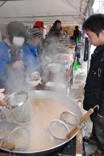 大鍋から立ち上がる湯気が行楽客を誘った＝22日11時すぎ、中通り商店街