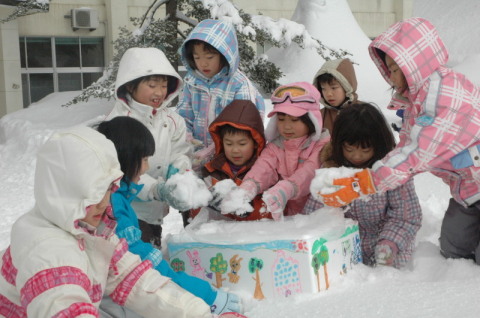 鹿児島県の笠木小へ送る雪を詰める福栄小の児童たち