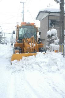 除雪車が鶴岡市街地でフル稼働した＝11日午前8時ごろ