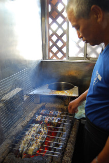 「水分が飛ばず、ふっくら仕上がる」と炭火でうなぎを焼く若林さん