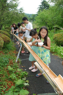 流し麦きりを楽しむ家族連れたち