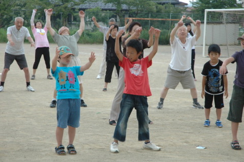 陽光町の子供たちとお年寄りが一緒にラジオ体操＝26日、朝四小グラウンド