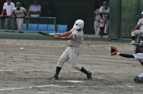 鶴岡東は 3 回、1 死二塁で神田浩が三塁打を放ち先制