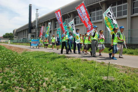 大泉小児童も参加し、大泉地区のだだちゃ豆畑周辺を巡回。「パトロール実施中」をアピールした