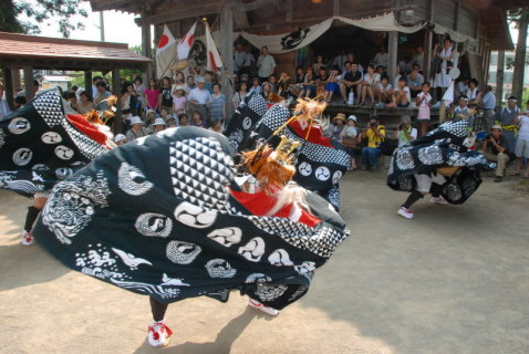 五所神社境内で10年ぶりに奉納上演された渡前獅子踊り＝15日午後3時ごろ