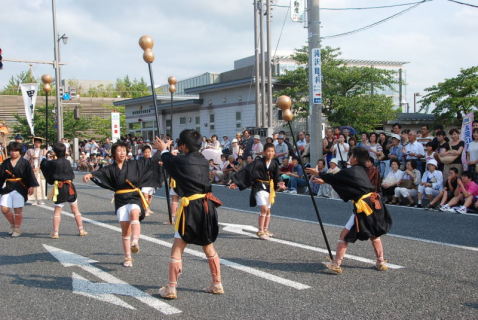 呼び物の三役奴振りに小学生が初めて参加。威勢の良い掛け声とともにやりを受け渡し、見物客の喝采（かっさい）を浴びていた