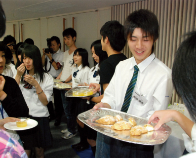 試作したお菓子を提供する鶴岡中央高の生徒