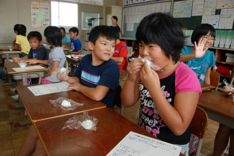 授業で「つや姫」と「はえぬき」を食べ比べる藤島小の子供たち