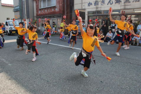 子供たちの「小龍連」がかわいらしい踊りを披露。沿道から大きな拍手が飛んだ