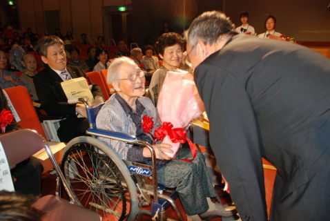 「いつまでもお元気で」と、101歳以上の出席者に榎本市長から長寿を祝う花束が贈られた