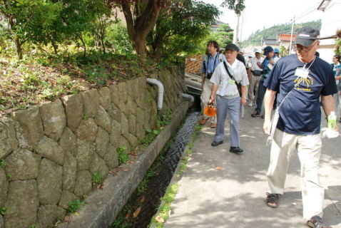 魅力の再発見に向け加茂地区内を歩く住民たち