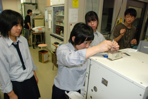 山形大農学部で、ガスクロマトグラフでエタノール生成量を調べる鶴岡南高の生徒たち