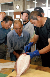 伊原さん（右）がヒラメの活じめ方法を実践した