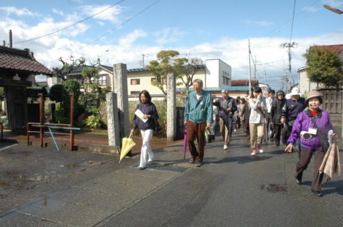 城下町・鶴岡を散策し、歴史や文化を再確認した＝同市本町二丁目の寺小路