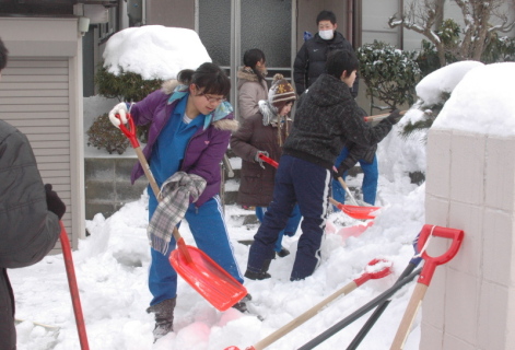 一人暮らしの個人宅で除雪作業を行う酒田一中の生徒たち