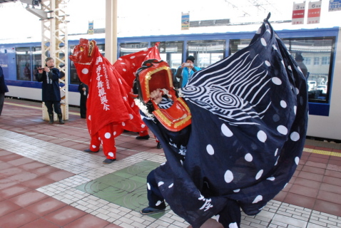 「庄内ひな街道号」出発前に酒田獅子舞が勇壮に披露された＝ＪＲ酒田駅