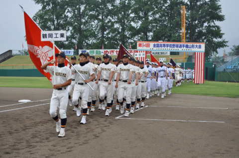 開会式では参加54校の選手が堂々と入場行進。熱い戦いが始まった