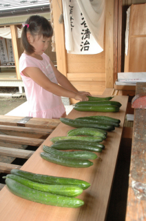 神前にキュウリを供えて無病息災を祈った