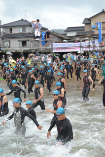 スタートの合図とともに海に飛び込む選手たち