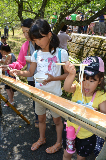 流し麦切りを楽しむ子どもたち