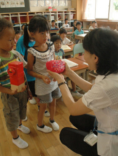 2学期がスタート。夏休み中に頑張った自由研究や工作を担任の先生に提出する児童たち＝22日、朝暘一小