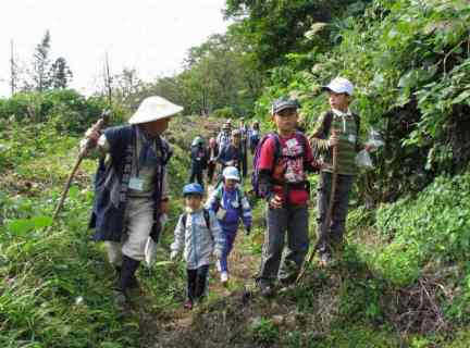 山船頭人の案内で古道・六十里越街道を児童と保護者が歩いた