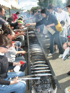 気仙沼産の新鮮なサンマ1000匹が炭火焼きで提供され、行列が続いた