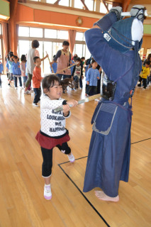 園児が元気な声を上げながら面や胴打ちを体験