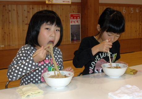 上手に箸を使ってラーメンを味わう園児たち＝12日、平田保育園