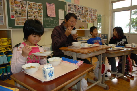 「家で食べるご飯よりモチモチして甘いよ」。児童たちが生産者と一緒に有機米を味わった