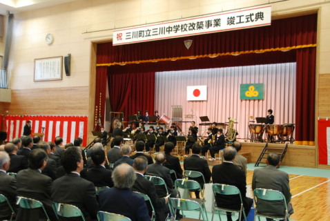 真島さんの指揮で吹奏楽部が校歌を演奏、大きな拍手が送られた