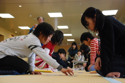 本番前の練習に励む参加者たち。上の句が読み上げられると素早く手を伸ばし札を取った