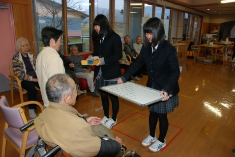 利用者代表にゲームを贈る山添高の生徒たち