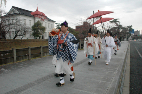 出羽三山神社の「松の勧進」が鶴岡市街地でも始まった＝1日