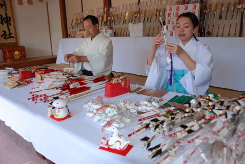 荘内神社で破魔矢などの縁起物作りが始まった