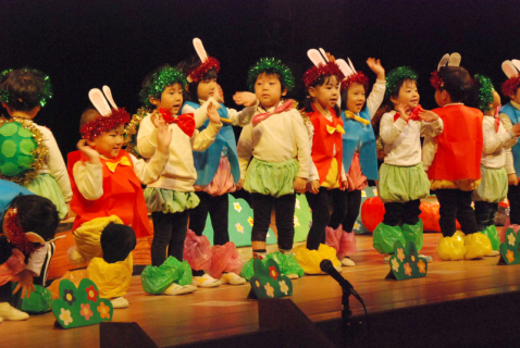 園児たちがかわいらしい歌や踊りを披露した「にこにこ発表会」