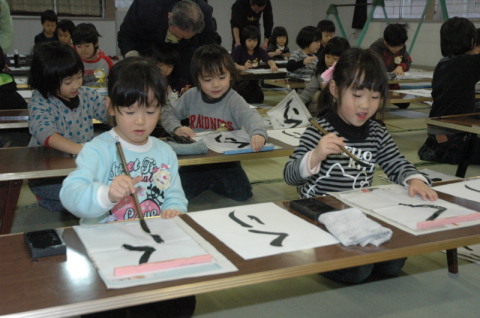 書道の練習に励む園児たち