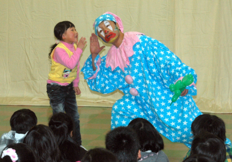 元小学校教諭の菊地さん演じるピエロに児童たちは大爆笑