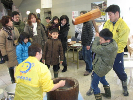 鶴岡銀座商店街で初めて開かれた「蔵開き」。餅つきには子供たちも参加してにぎやかに新春のイベントを盛り上げた