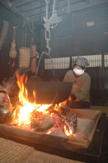 多層民家・旧渋谷家で行われているいぶり出し作業＝8日午前、鶴岡市の致道博物館