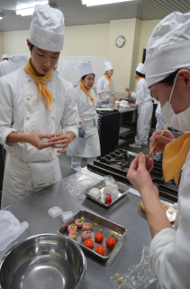 和菓子作りに励む高度調理技術科の2年生