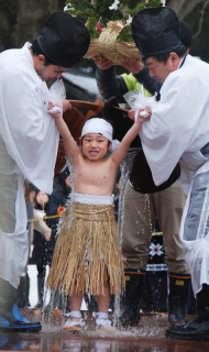 上半身裸の男の子たちが冷水を浴びて無病息災などを祈願した