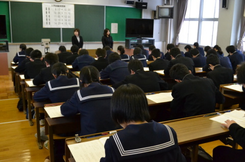 試験開始とともに受験生が一斉に鉛筆を走らせた＝鶴岡東高