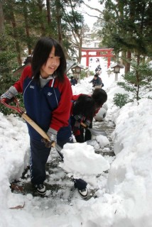 石段周辺の除雪を行う山添高の生徒たち