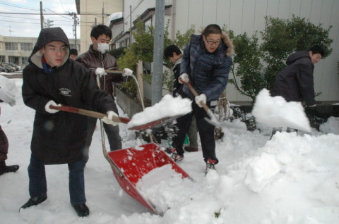 除雪ボランティアに励む鶴高養の生徒たち