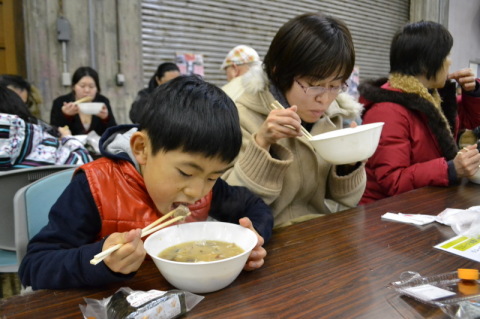 熱々の寒ダラ汁を味わう来場者たち