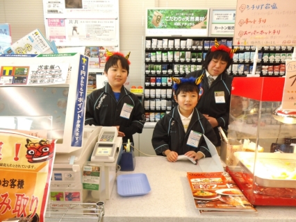 節分の3日、鬼の角を着け、「一日こども店長」としてレジで接客する優冴君（左）と聡哉君