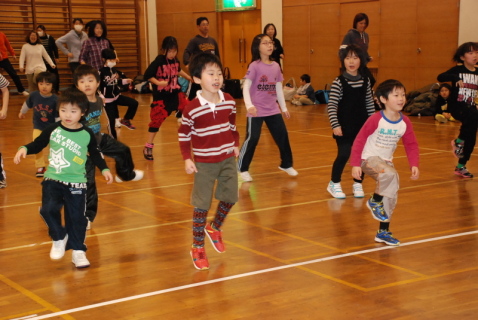 大勢の親子が一緒になってヒップホップダンスにチャレンジした