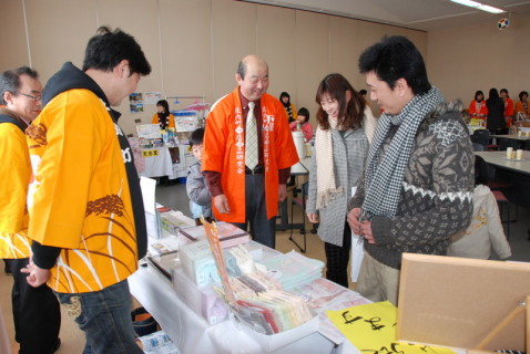 庄内町の企業や商店お薦めの「逸品」がずらりと並び、町民が商品の説明を聞いた